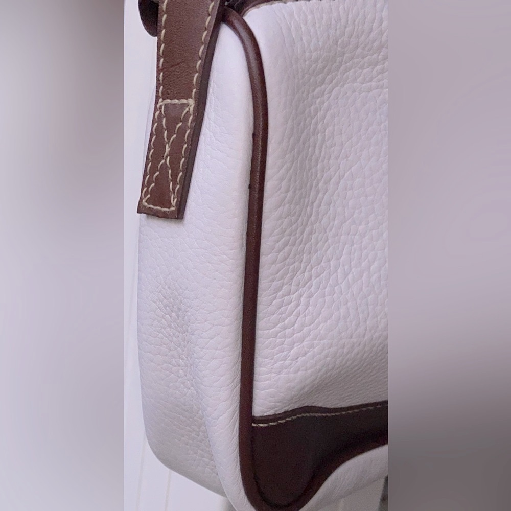 VGU Medallion Brand Crossbody Bag in Very Good, Clean Condition- Beautiful Piece - Picture 2 of 16